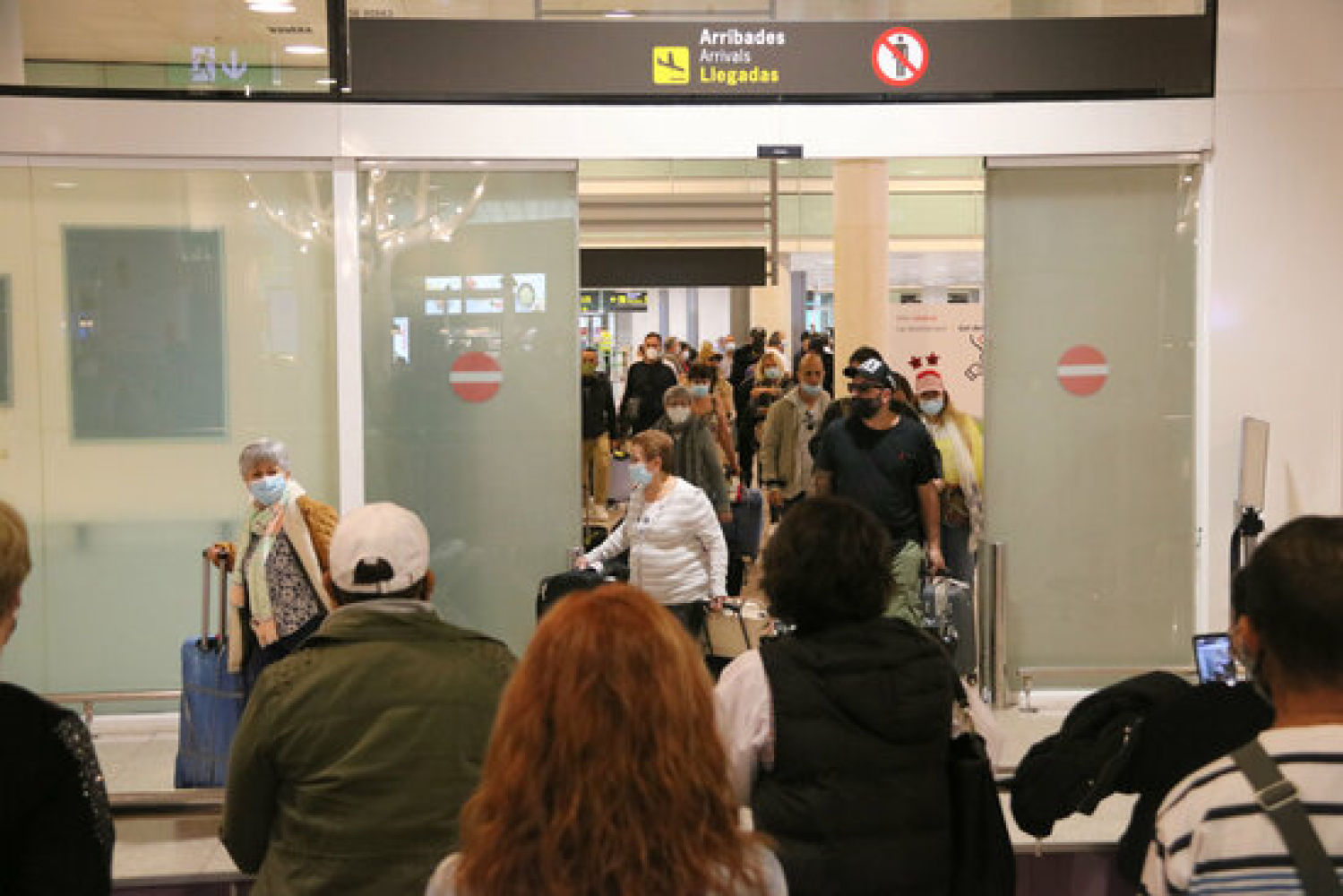 Familiares esperando a sus seres queridos en el aeropuerto del Prat