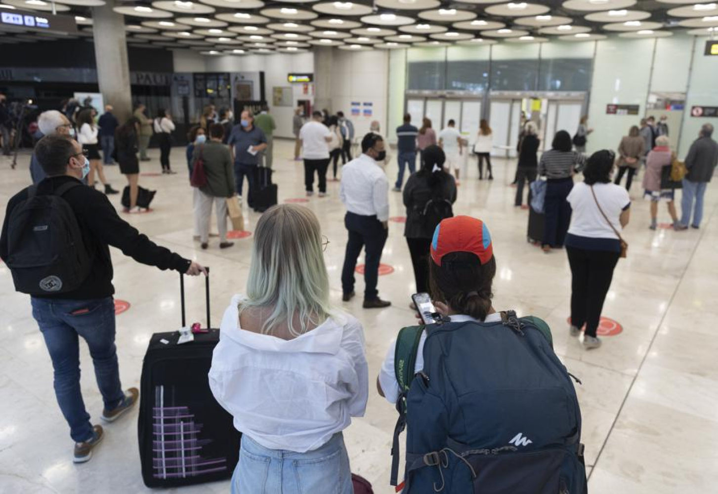 Familiares esperando a pasajeros en Barajas tras el fin de restricciones