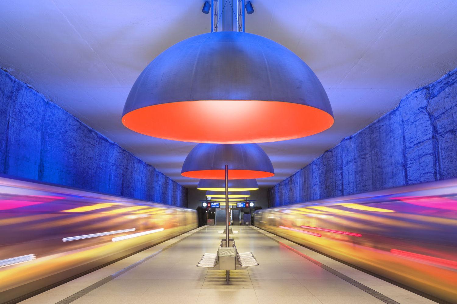 La estación de metro de Westfriedho fue inaugurada en 1998. Es un espacio austero sin pilares con diez enormes lámparas de aluminio, cuyo juego de luces de colores primarios transforma una construcción de cemento y hormigón en un espacio casi psicodélico