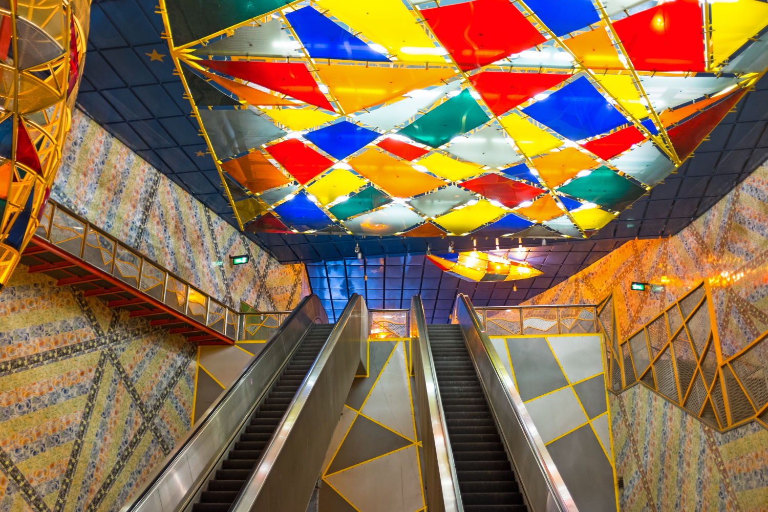 El colorido y la originalidad de la estación de Olaias, realizada en distintos niveles, formas y materiales, con el uso de plástico, metal e incluso mosaico, fue con motivo de la Expo de Lisboa. Diseñada por Tomás Taveira, es un referente de la arquitectura pública moderna