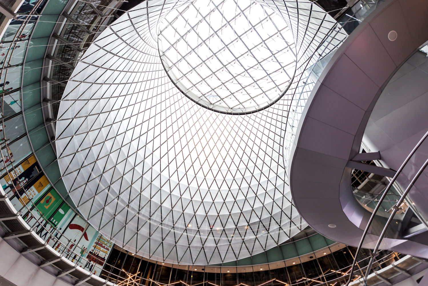 Fulton Center es una estación intermodal que conecta el metro de Nueva York con la red ferroviaria, por la que transitan a diario más de 300.000 pasajeros. Estación futurista donde las haya, se inauguró en 2014, convirtiéndose en uno de los símbolos de la recuperación tras el 11-S