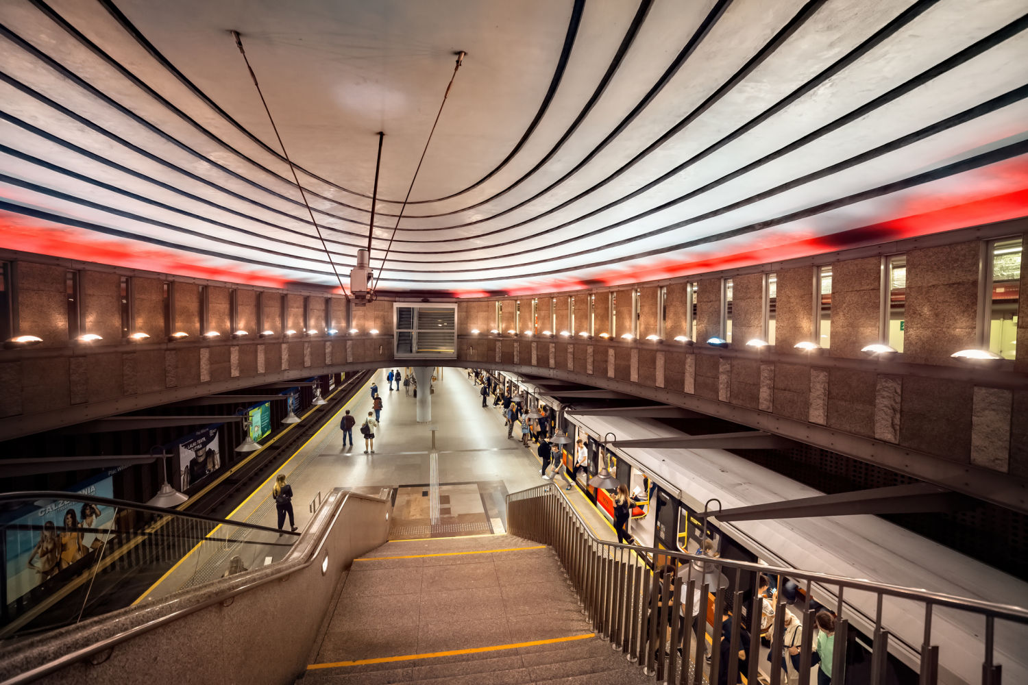 La estación Plac Wilsona, diseñada por AMC, el estudio de Andrzej M. Chołdzyński, se inauguró en 2005. Desde entonces se ha convertido en una de las más emblemáticas de Varsovia por la originalidad de su techo, cubierto con círculos elípticos resaltados de colores