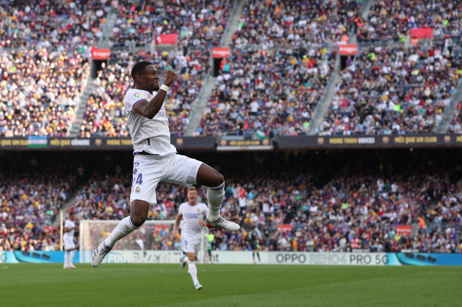 David Alaba celebra con rabia su primer gol al Barça, y el primero con la camiseta del Real Madrid, que ha abierto el marcador en el Camp Nou
