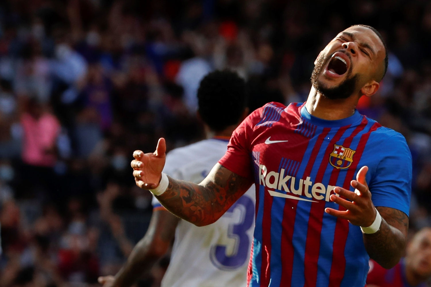 Memphis Depay se lamenta de una de las ocasiones falladas por el Barcelona durante el clásico del Camp Nou