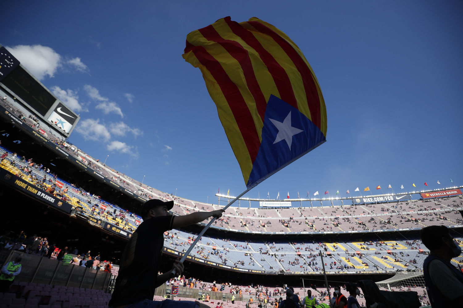 El himno de 'Els Segadors' ha vuelto a sonar en el Camp Nou para recibir al presidente de la Generalitat de Catalunya, algo que no se veía desde 2015