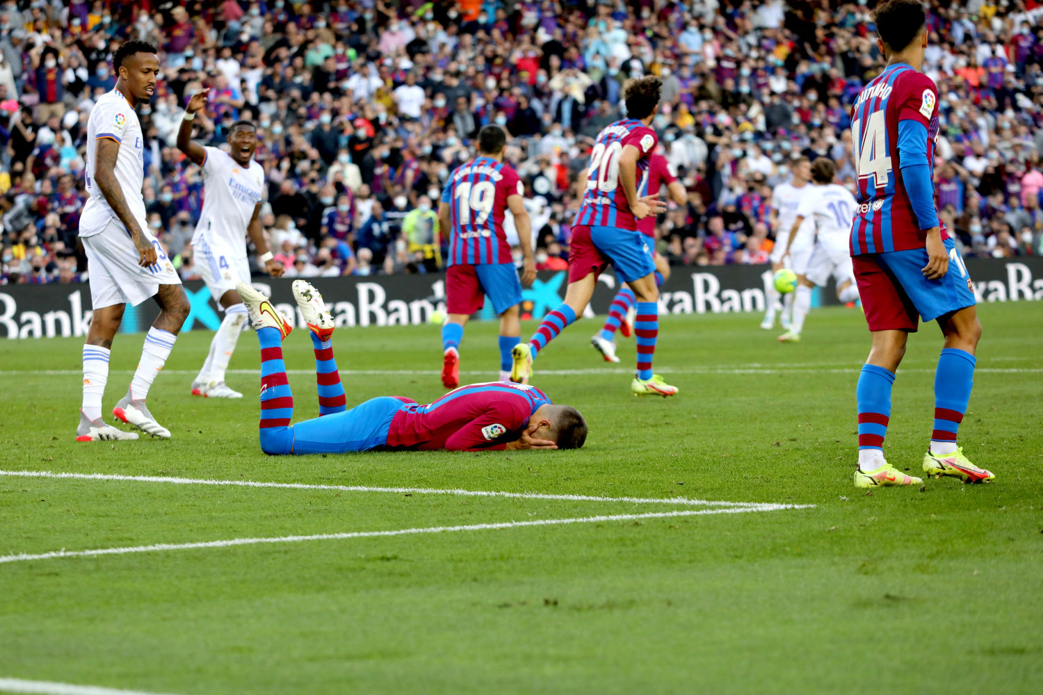 Gerard Piqué se lamenta en una acción del partido