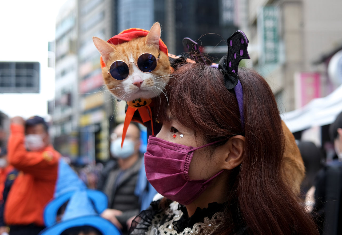 Una chica participa con su gato en el desfile de Halloween de la ciudad de Taipei (Taiwán). REUTERS/Fabian Hamacher