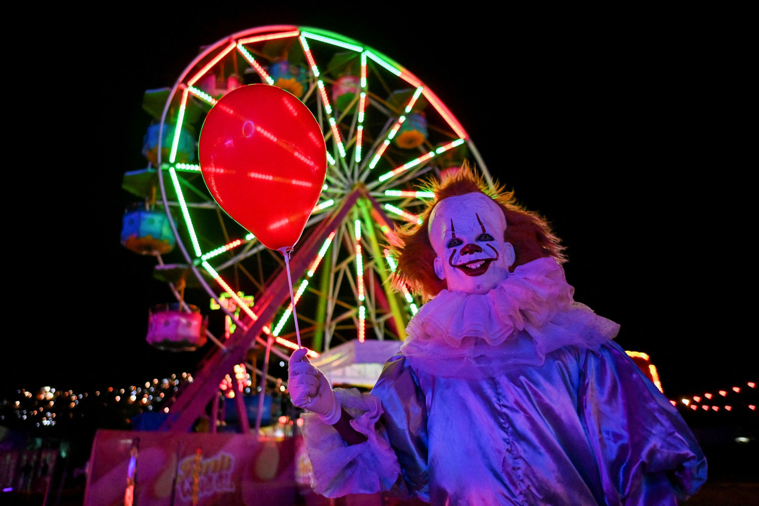 Un hombre disfrazado durante un espectáculo de Halloween en la ciudad de Cali, en Colombia (Photo by Luis ROBAYO / AFP)