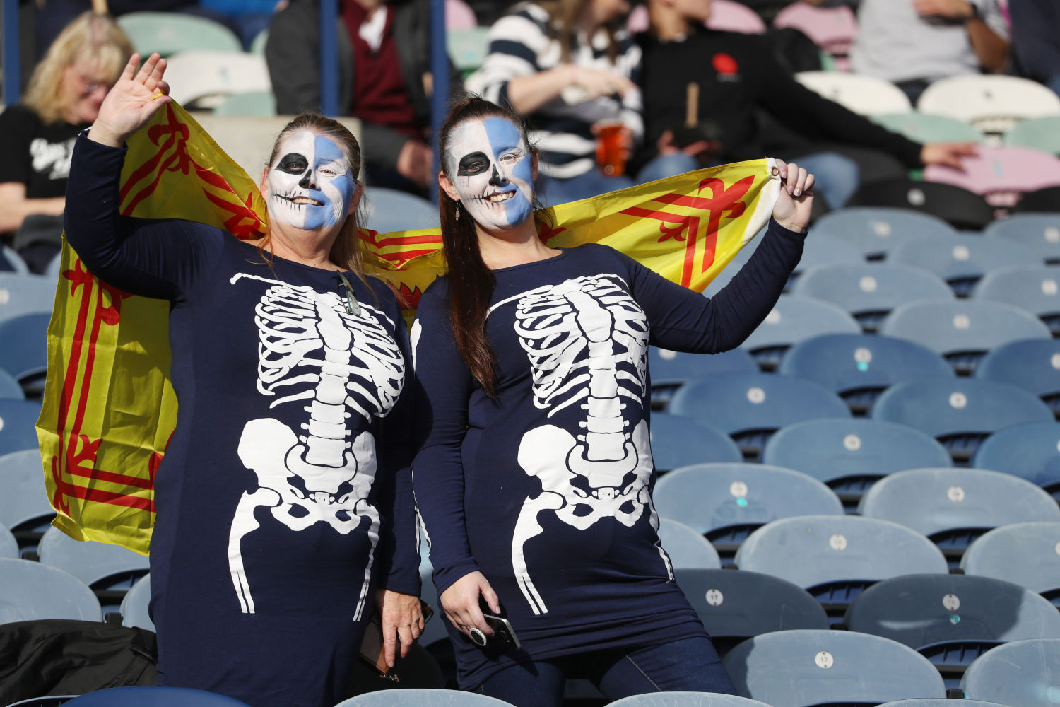 Fans del equipo escocés de rugbi asisten al estadio vestidas en motivo de la festividad de Halloween REUTERS/Russell Cheyne