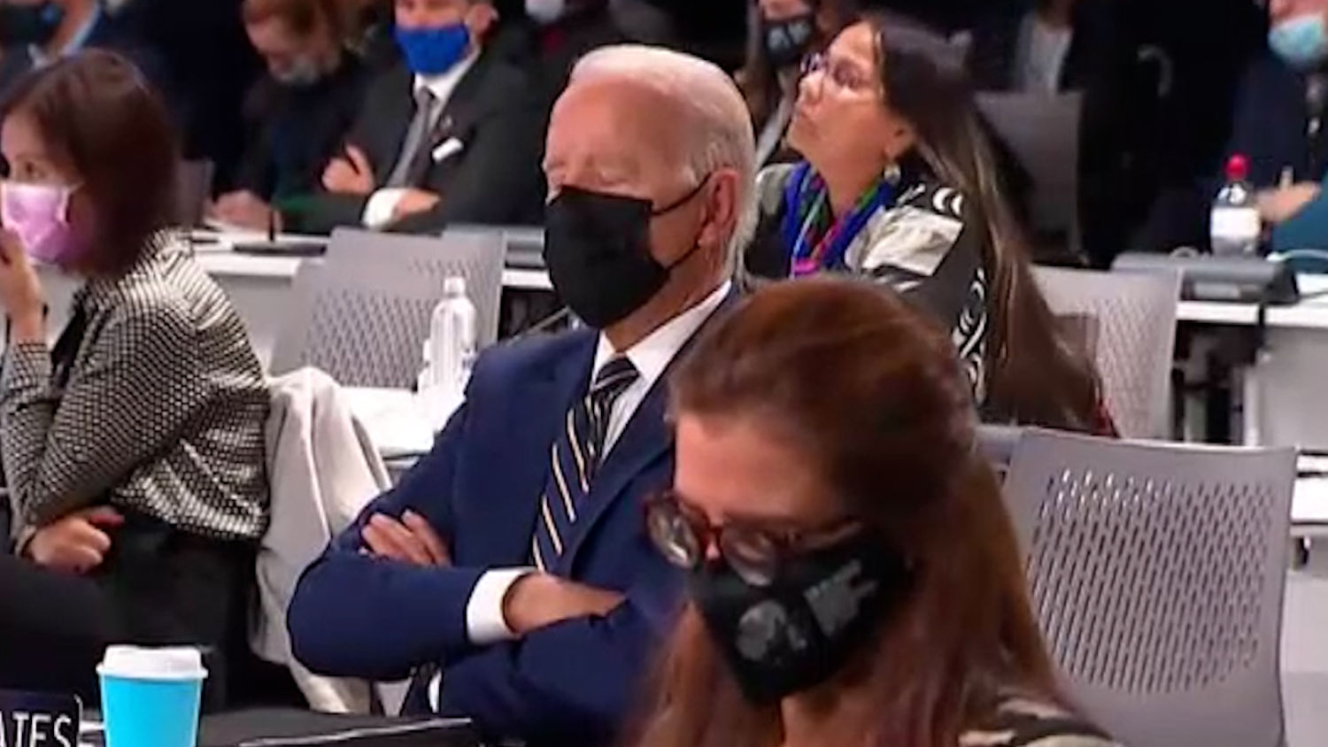 Ha sido una agenda completa para el presidente de los Estados Unidos, Joe Biden, desde que llegara a la Conferencia del G20 en Roma, capital italiana, y después a la Conferencia del Clima COP26 en Glasgow, Escocia, Reino Unido. Tal vez por ello destaca un vídeo recogido durante una de las ponencias de la conferencia, que muestra al mandatario norteamericano cerrando los ojos durante unos treinta segundos, aparentemente obligado a mantenerlos abiertos, mientras escuchaba un mensaje grabado en vídeo de un activista por los derechos de las personas con discapacidad que se reprodujo en la conferencia.