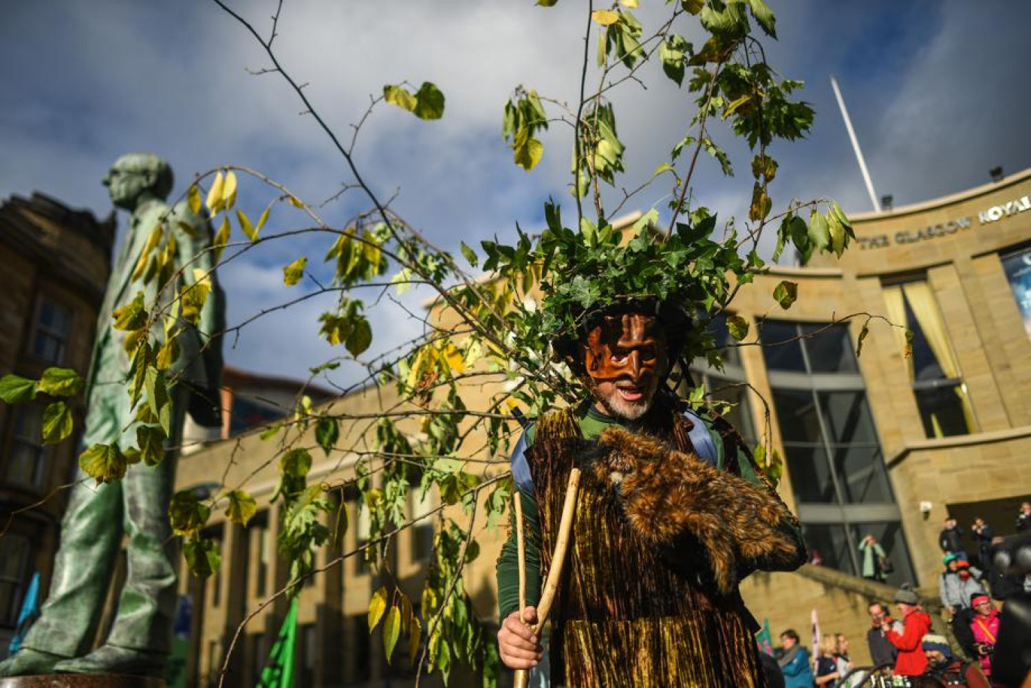Mientras los líderes mundiales se reúnen para discutir el cambio climático en la Cumbre COP26, muchos grupos de acción climática han salido a las calles para protestar por un progreso real.