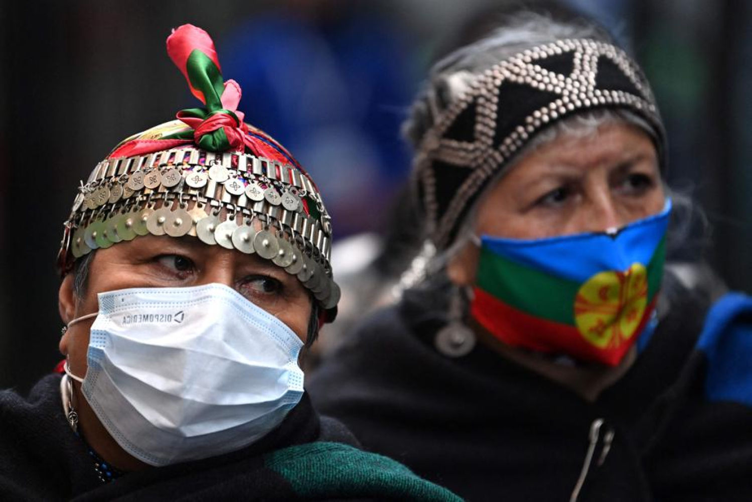 Miembros del colectivo indígena Minga llegan a la sede de la COP26 antes de una ceremonia del fuego sagrado