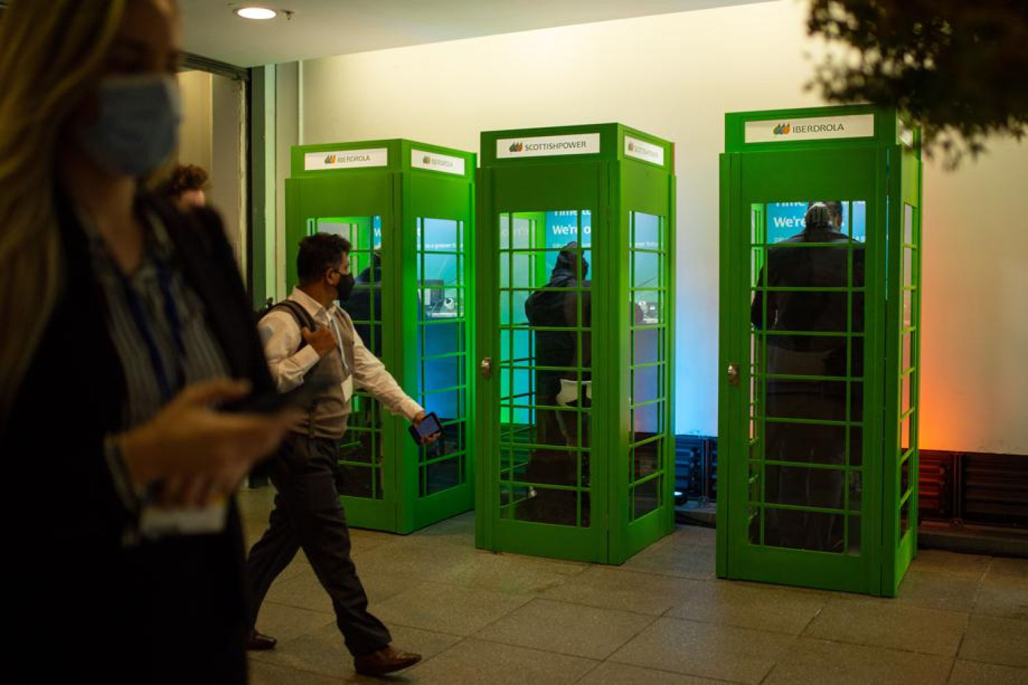 Los asistentes utilizaron cabinas durante las conversaciones sobre el clima de la COP26 en Glasgow, Reino Unido