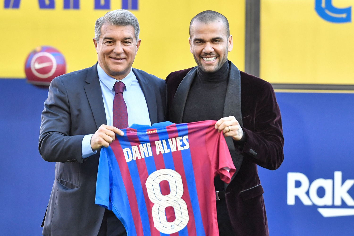 Alves portará el dorsal '8' que había pertenecido a Andrés Iniesta