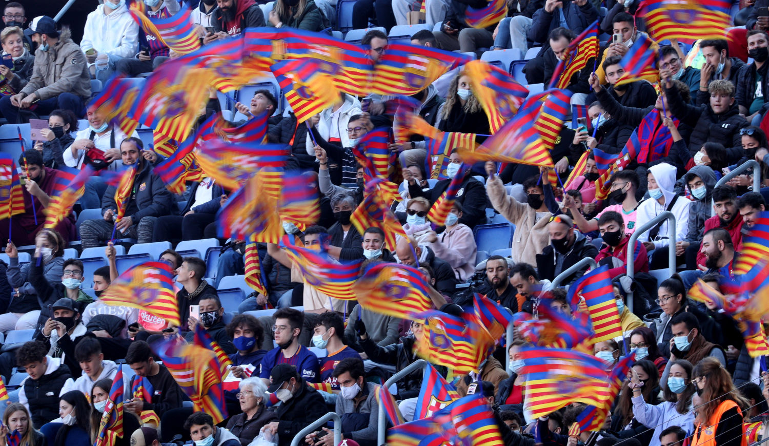 Más de diez mil azulgranas han presenciado el regreso de Alves al Barcelona