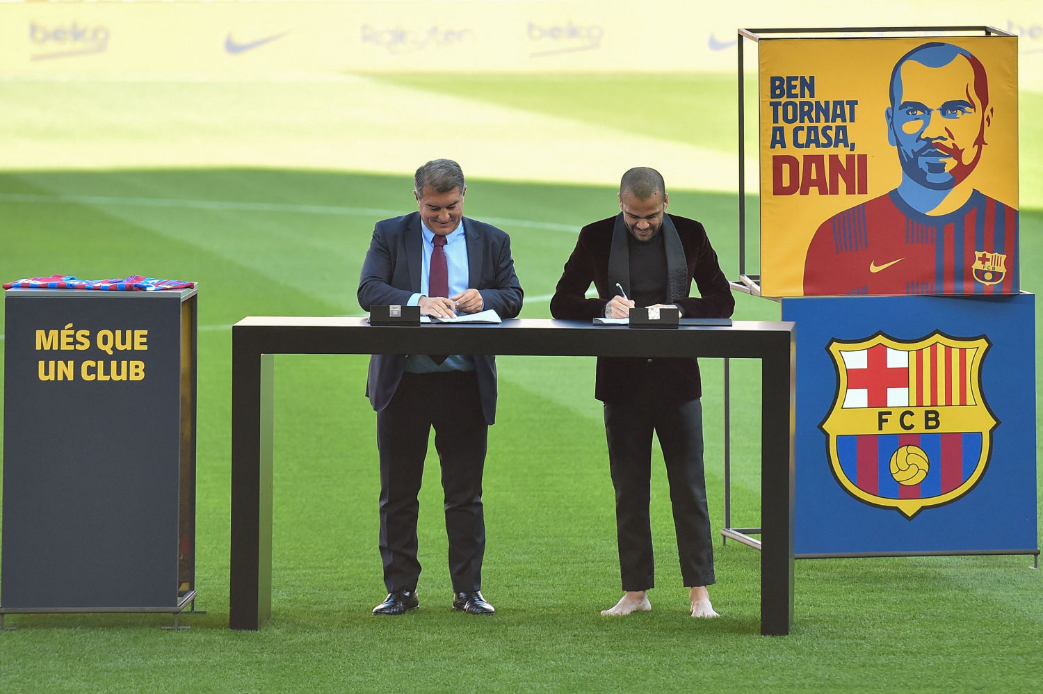 Alves y Laporta han firmado el contrato del ya nuevo futbolista del Barça