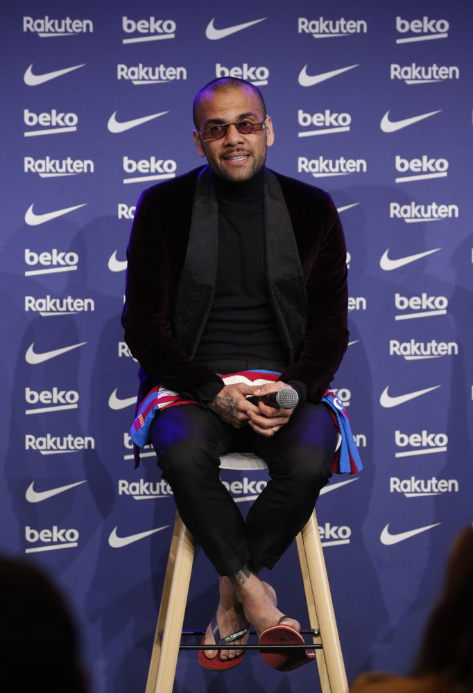 Alves ha optado por unas chancletas para atender a los medios