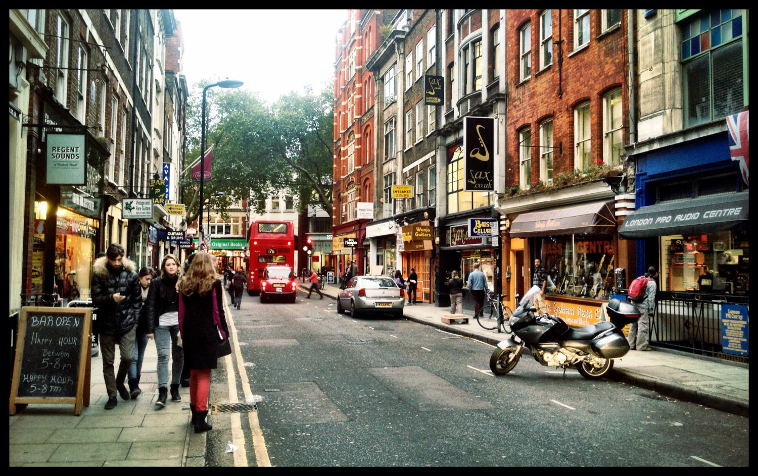 Tin Pan Alley, Londres (Reino Unido). La popular calle, cuyo nombre real es Denmark Street, fue escenario del nacimiento del punk rock británico y de leyendas como David Bowie, Elton John o los Rolling Stones
