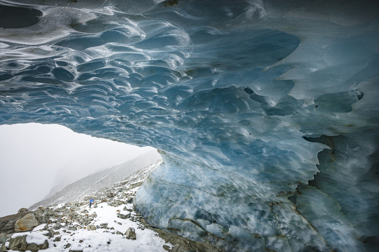 Cueva de hielo formada en la sección final del glaciar Zinal (Suiza).