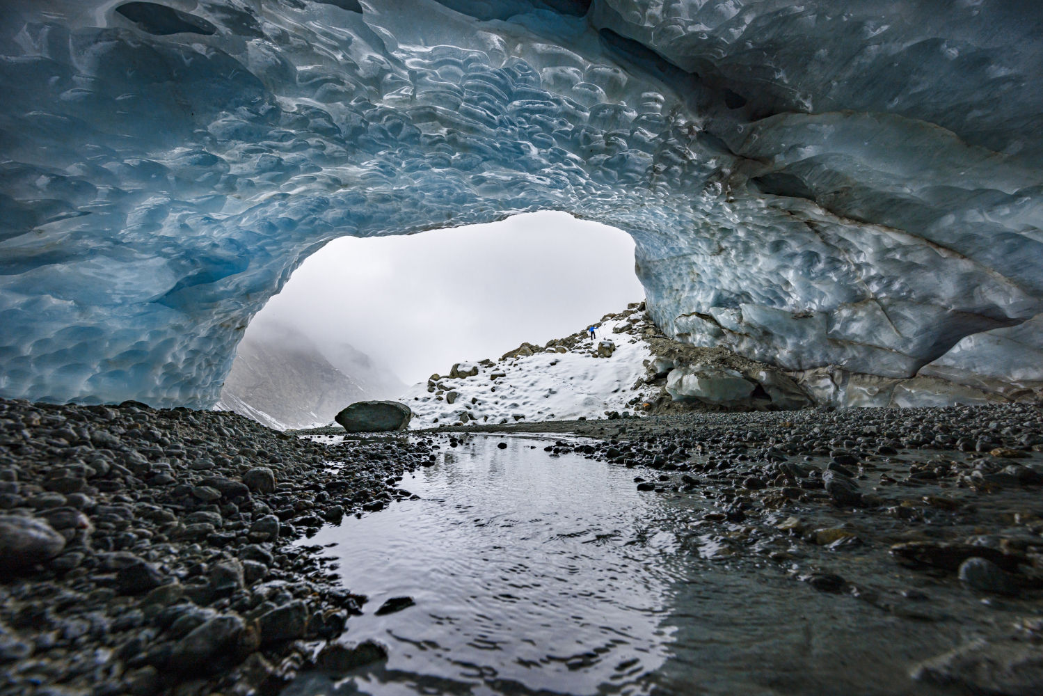 Cueva de hielo formada en la sección final del glaciar Zinal (Suiza).