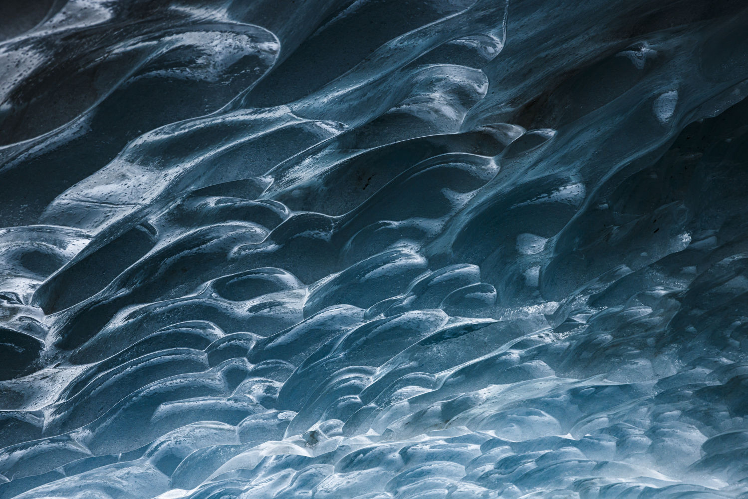 Cueva de hielo formada en la sección final del glaciar Zinal (Suiza).