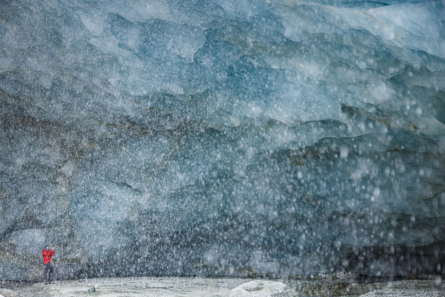 Cueva de hielo formada en la sección final del glaciar Zinal (Suiza).