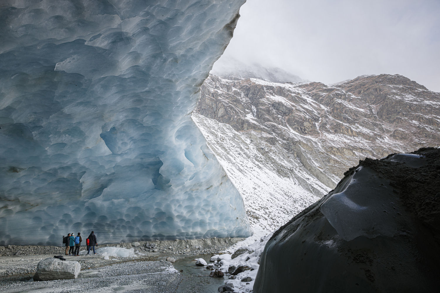 Cueva de hielo formada en la sección final del glaciar Zinal (Suiza).