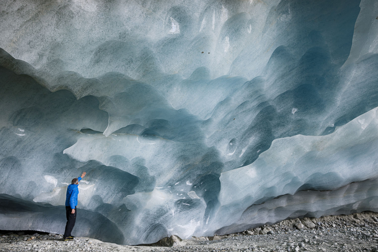 Cueva de hielo formada en la sección final del glaciar Zinal (Suiza).