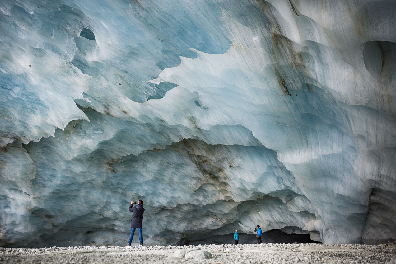 Cueva de hielo formada en la sección final del glaciar Zinal (Suiza).