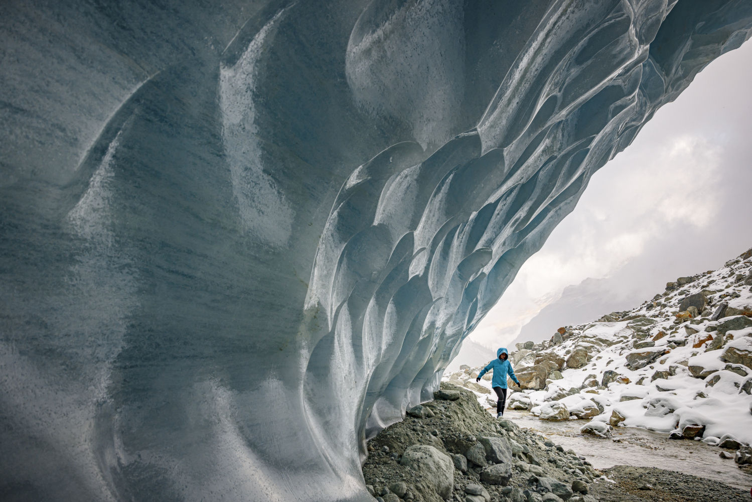 Cueva de hielo formada en la sección final del glaciar Zinal (Suiza).
