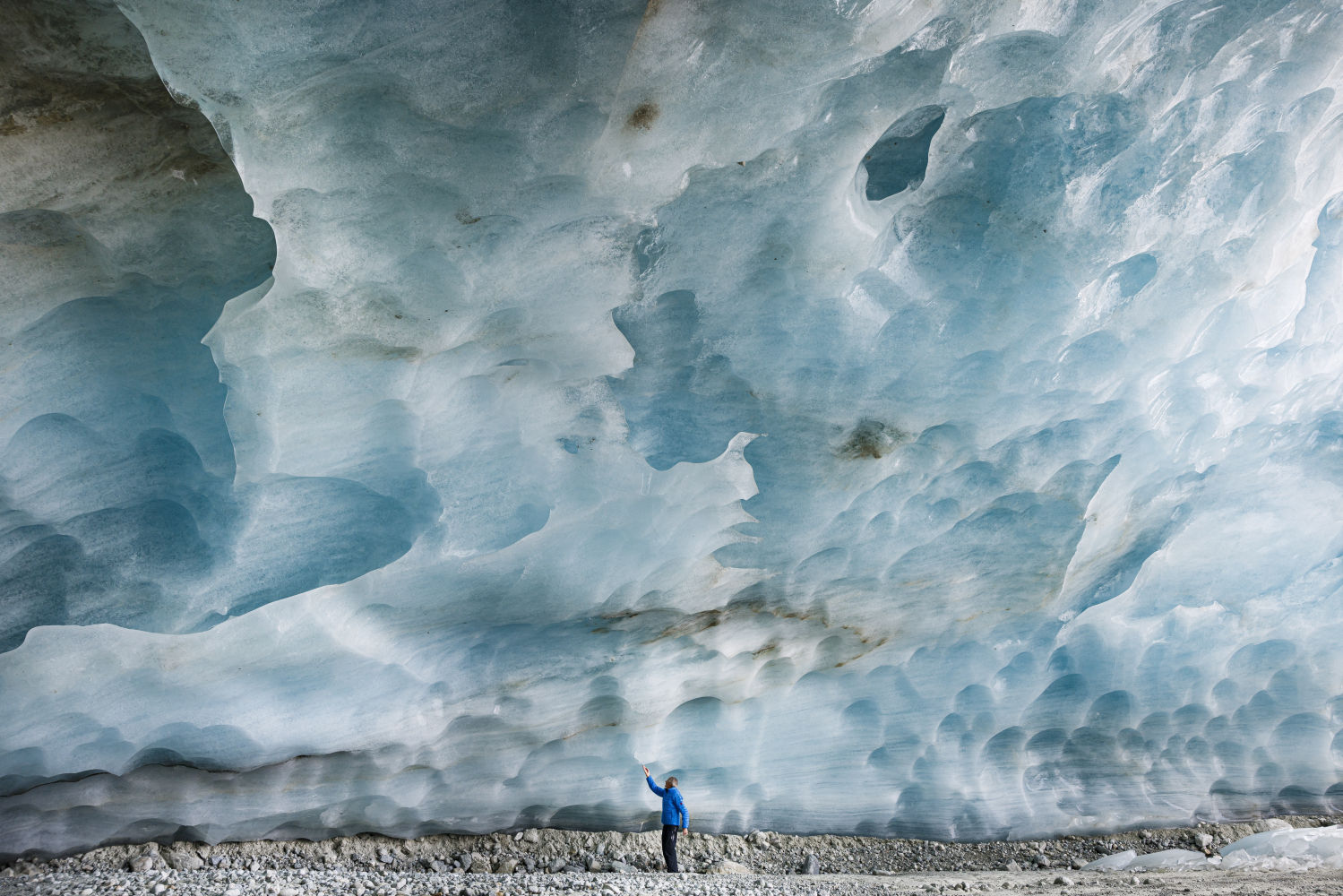 Cueva de hielo formada en la sección final del glaciar Zinal (Suiza).