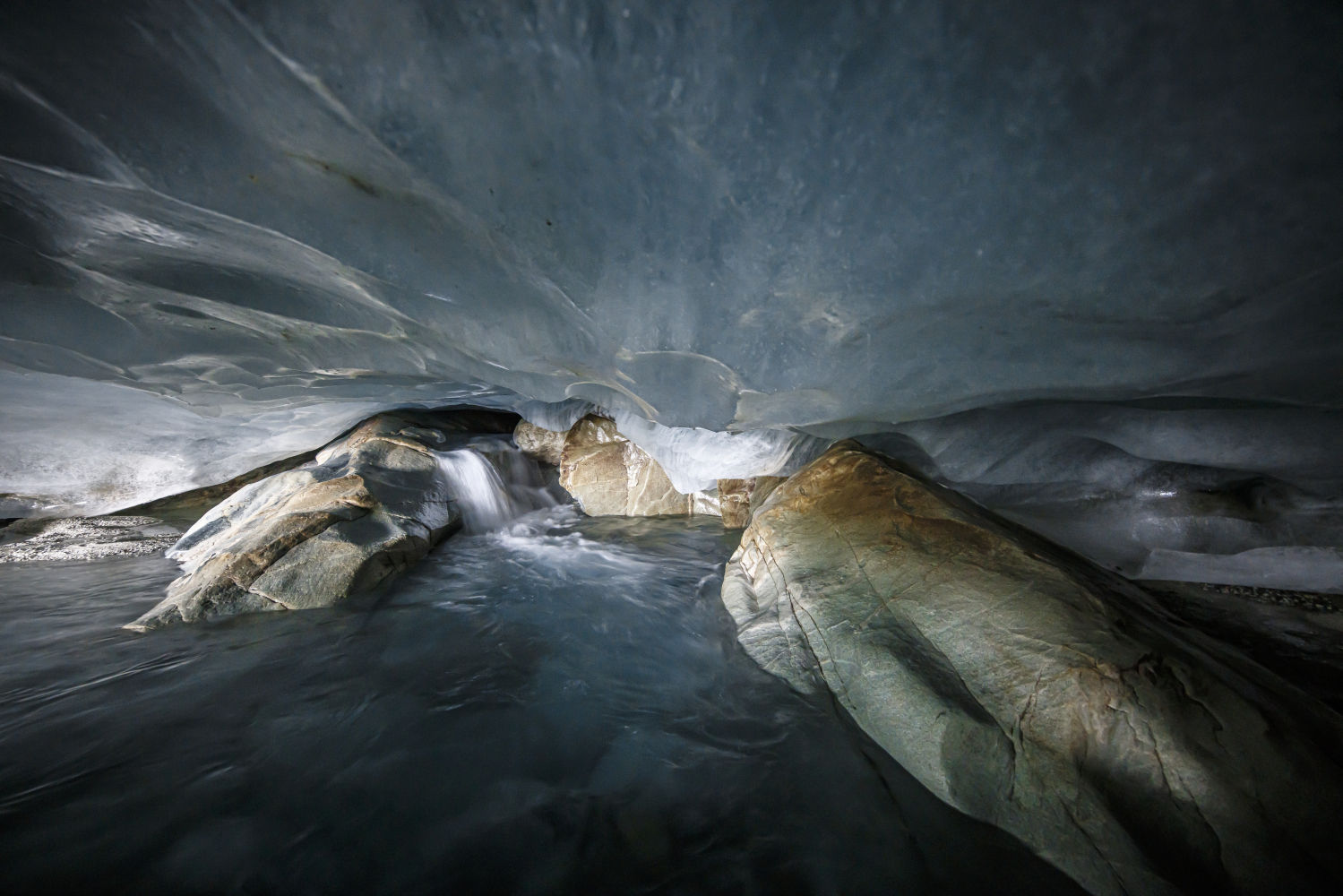 Cueva de hielo formada en la sección final del glaciar Zinal (Suiza).