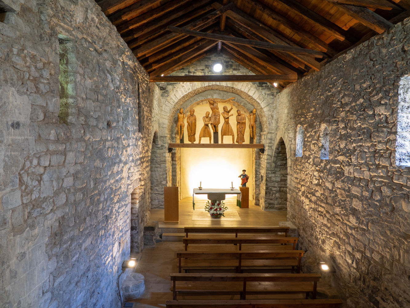 El interior de la iglesia de Santa Eulàlia d’Erill la Vall tiene un destacado conjunto escultórico de madera del descendimiento de Cristo