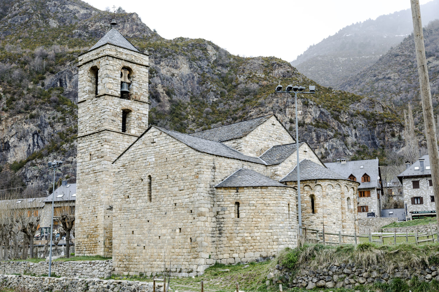 Sant Feliu se Barruera destaca por su campanario, distinto al del resto de iglesias de la Vall de Boí