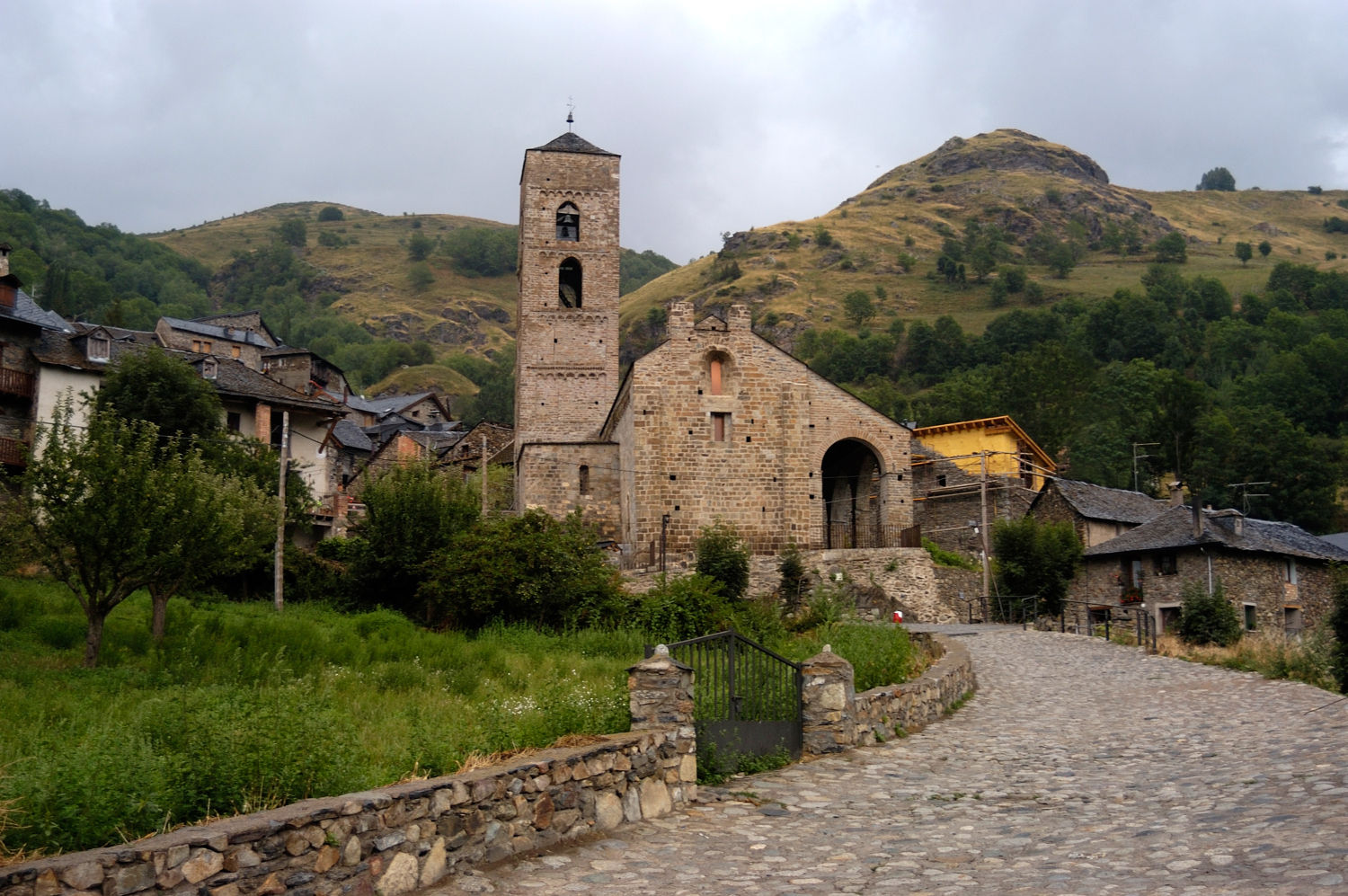 La iglesia de la Nativitat de  Durro tiene una sola nave y está coronada por un ábside semicircular. El anexo en forma de trapecio hace de sacristía