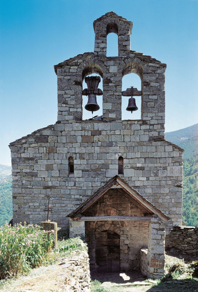 Santa Maria de Cardet data del siglo XIII. Su construcción 
se enfrentó a numerosas dificultades por culpa de la pendiente del terreno