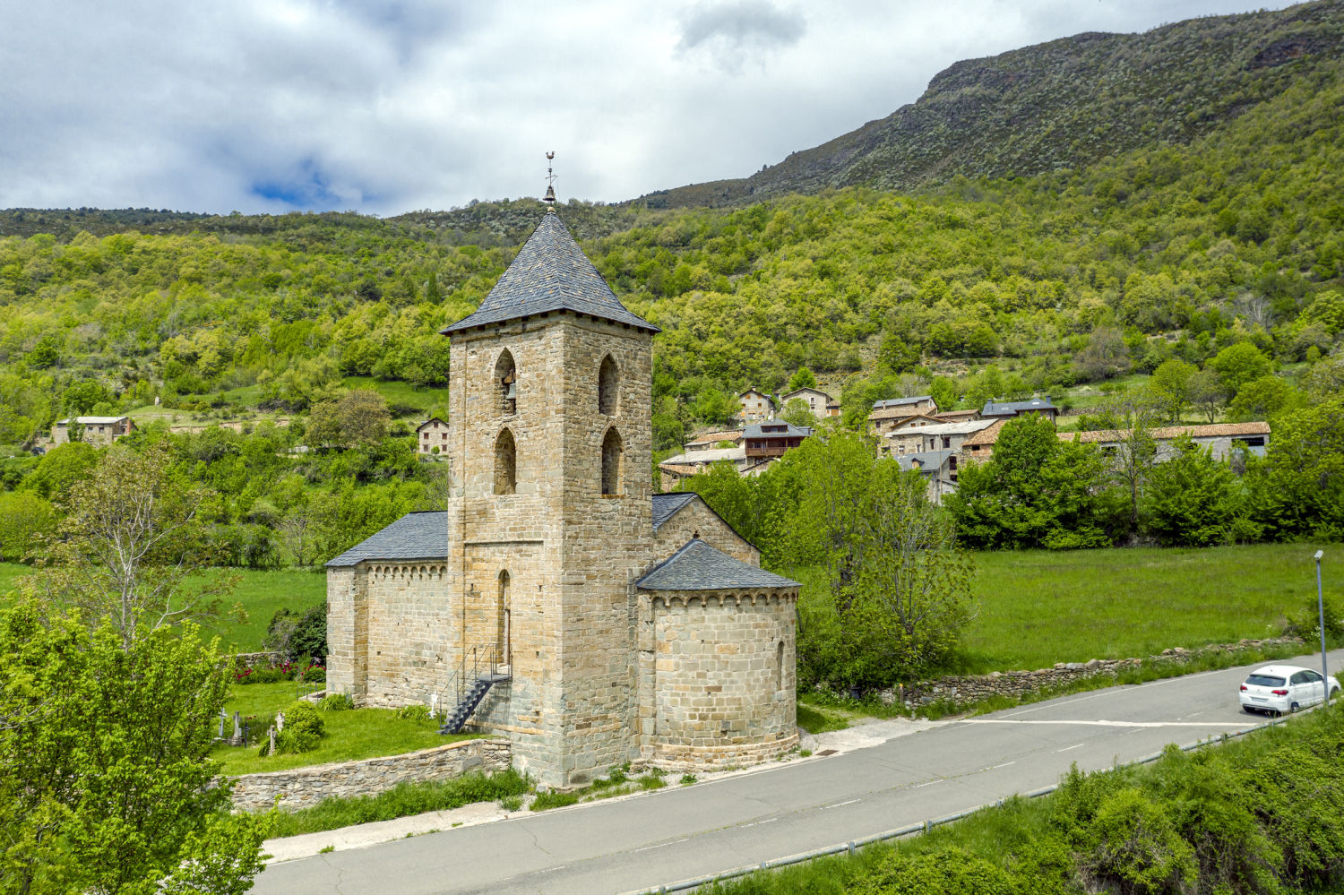 La iglesia de la Assumpció de Cóll se erigió entre los siglos XI y XIII. A la estructura original se le incorporaron elementos del gótico tardío