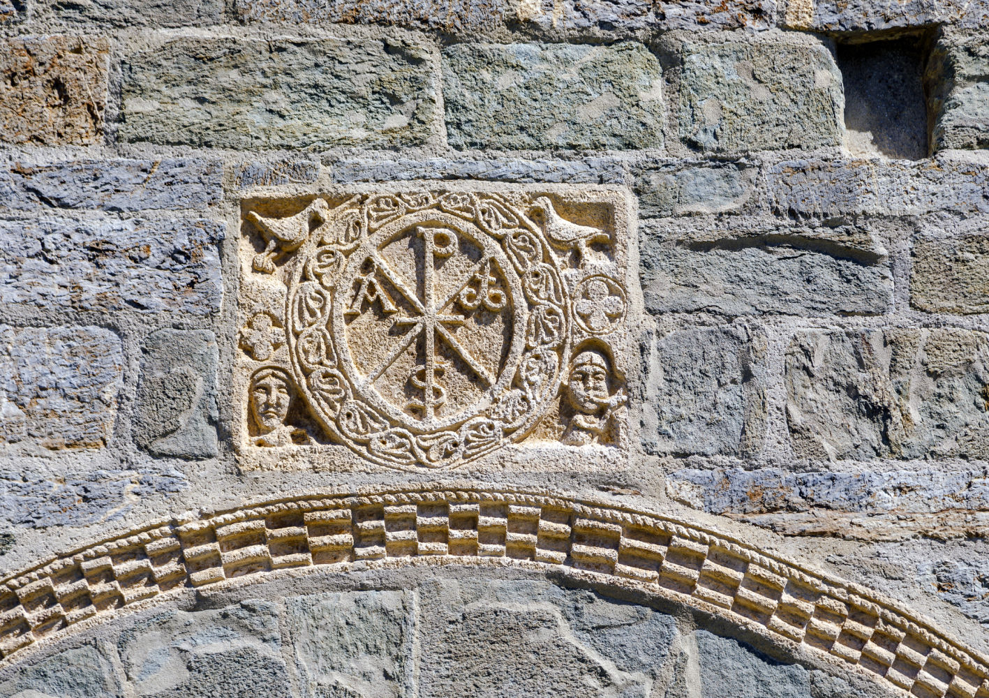 Lápida que preside el portal de la iglesia de la Assumpció de Cóll
