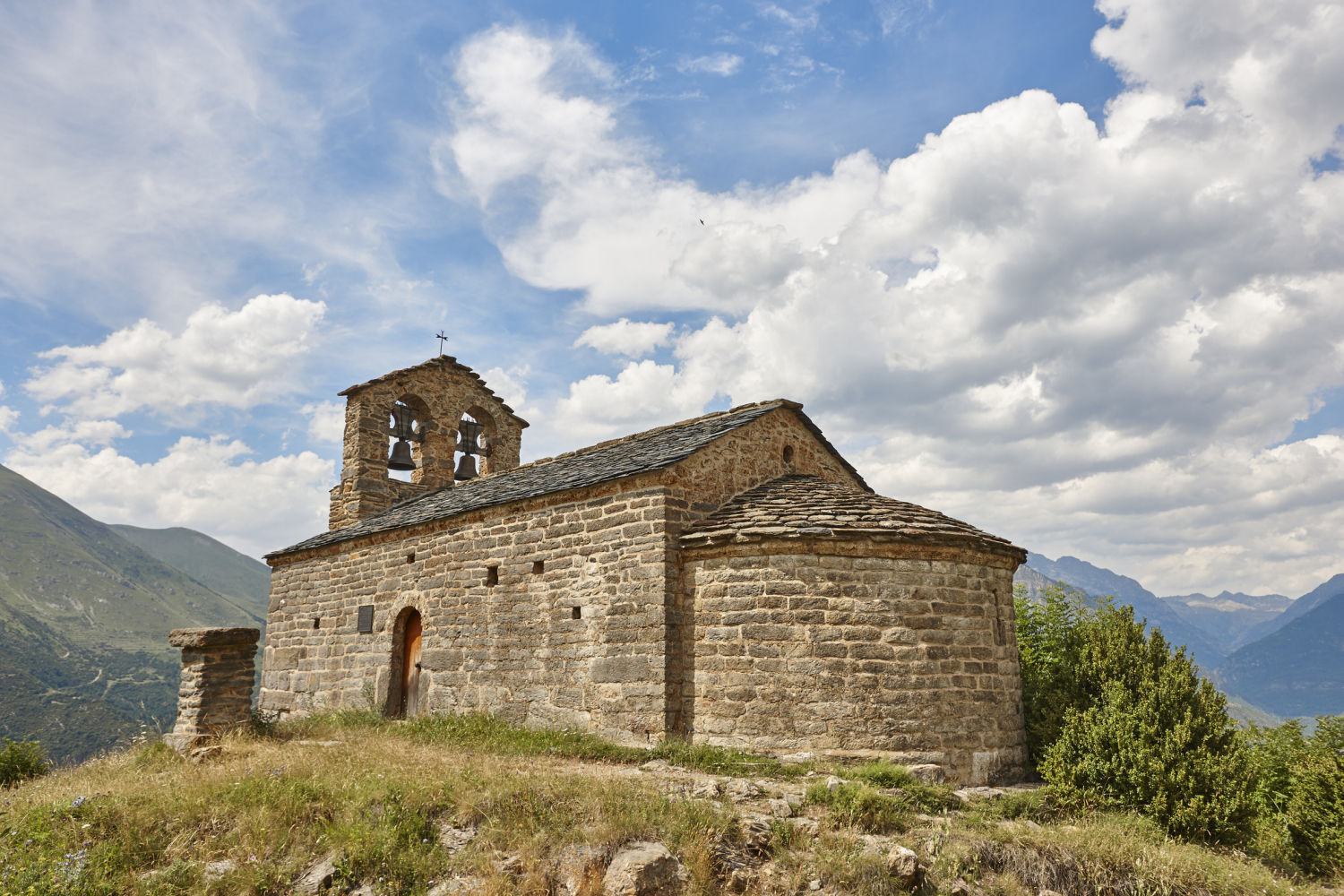 La ermita de Sant Quirc de Durro está situada a 1.500 metros de altura. Tiene una sola planta y un campanario bajo