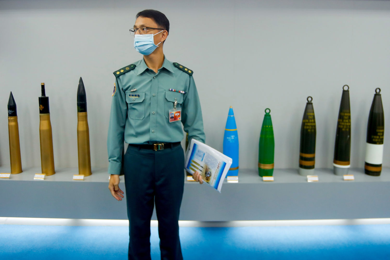 Un oficial de Taiwán muestra munición en el el arsenal 202 de la isla, en preparación para un posible conflicto bélico con china