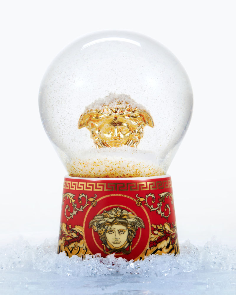 En porcelana y cristal, un regalo infalible de Versace, con dibujo de estilo barroco