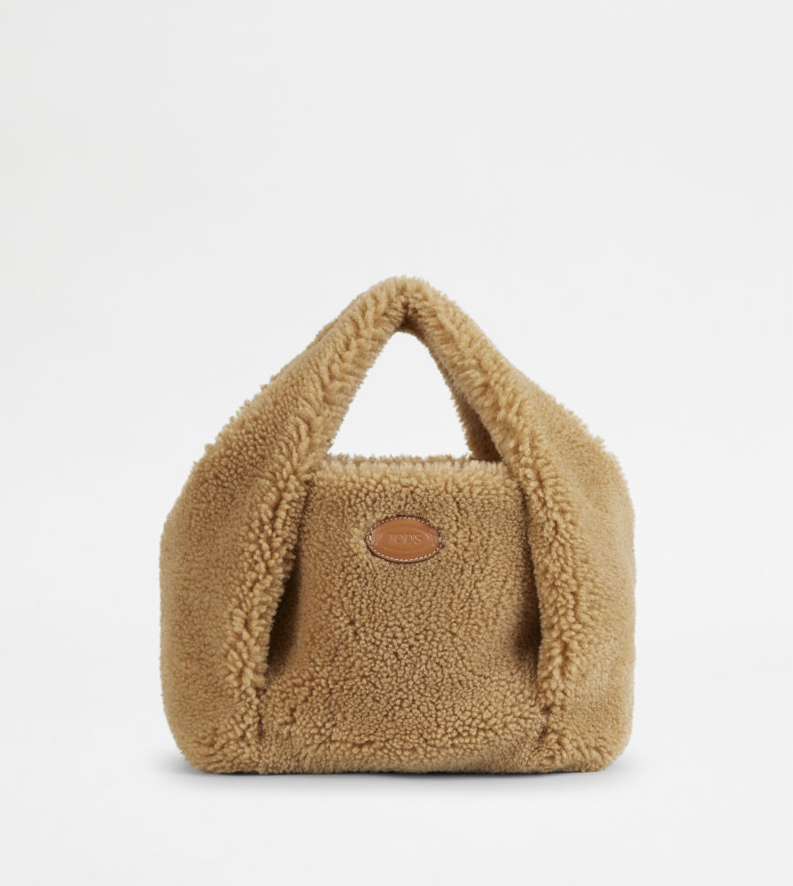 Tod’s apuesta por la suavidad con este bolso en borrego merino, con interior en napa