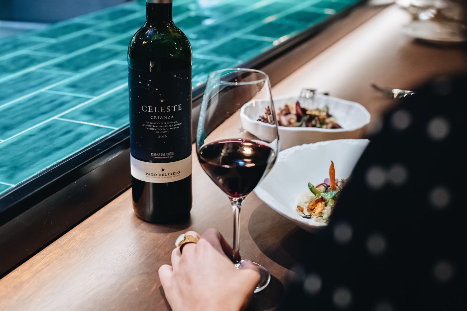 Con suaves características tánicas y frutales es el acompañamiento ideal de gran variedad de recetas incluyendo quesos, embutidos y carnes.