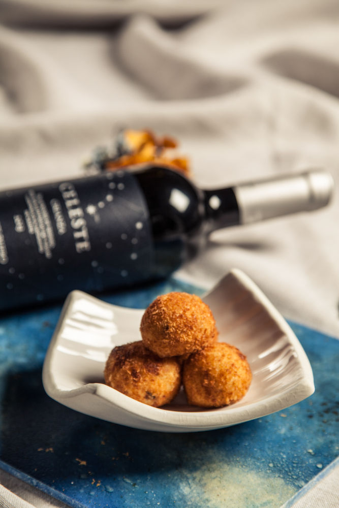 Con suaves características tánicas y frutales es el acompañamiento ideal de gran variedad de recetas incluyendo quesos, embutidos y carnes.