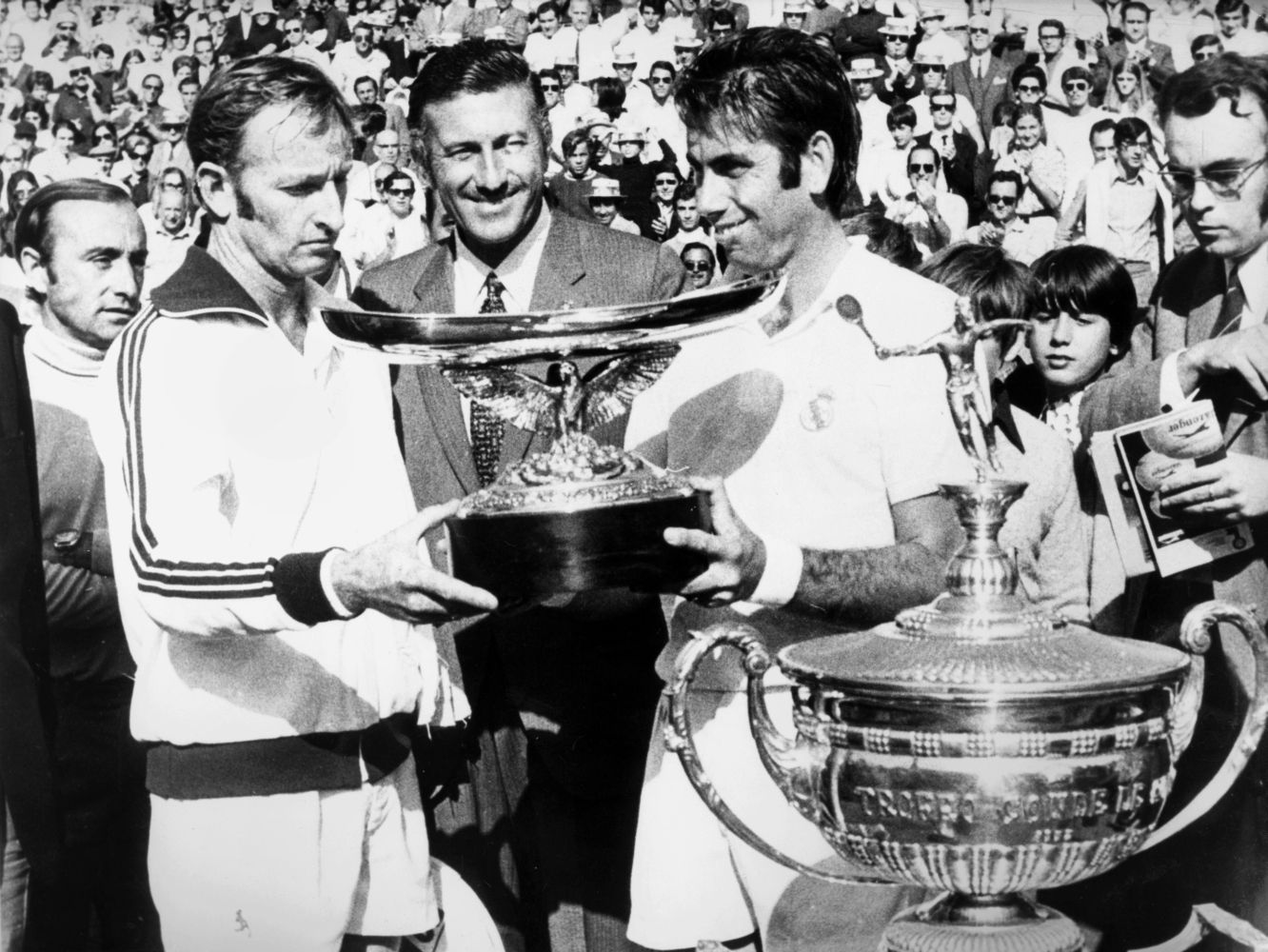 Santana gana el trofeo Conde de Godó frente al australiano Rod Laver, en la final del Primer Open de España, Torneo Conde de Godó, de 1970