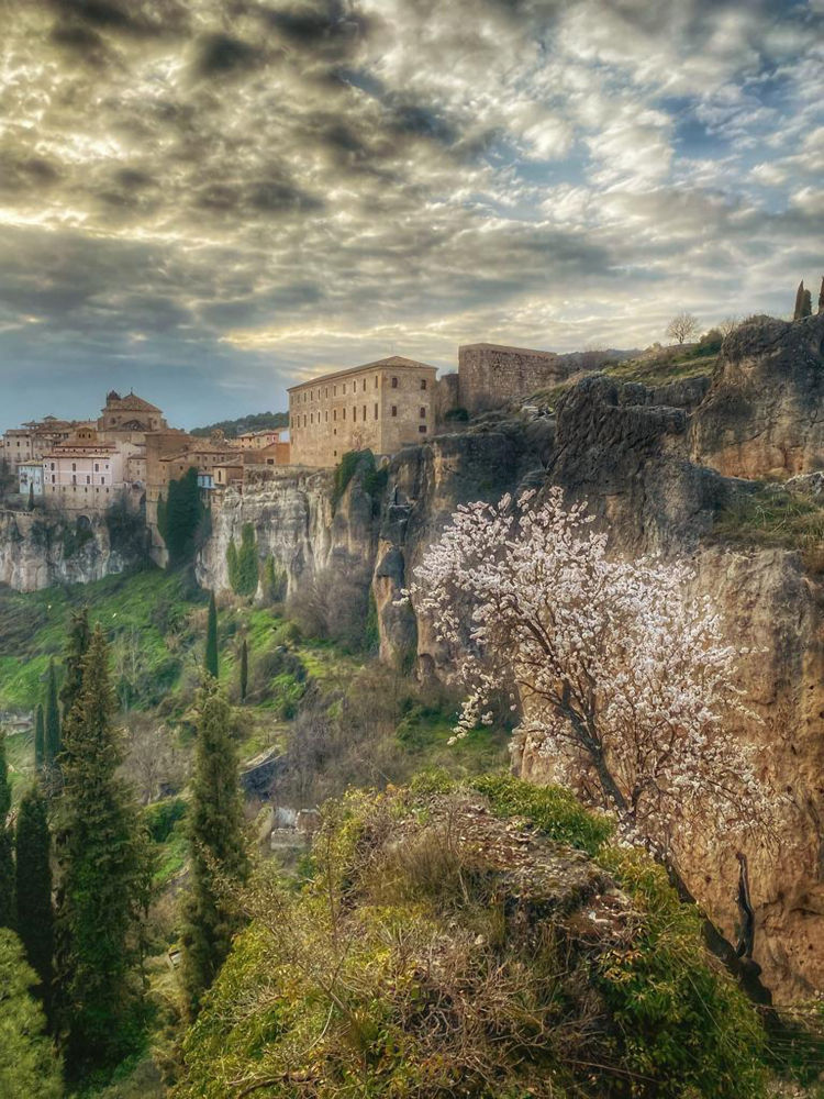 Cuenca está situada entre las hoces del río Júcar y el río Huécar, y cuenta con uno de los cascos antiguos más encantadores de España
