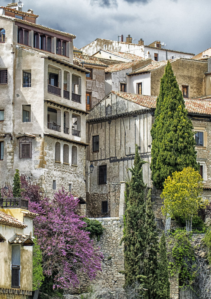 El casco antiguo de Cuenca se encuentra ubicado en un peñón rocoso sobre las hoces de los ríos Júcar y Huécar,