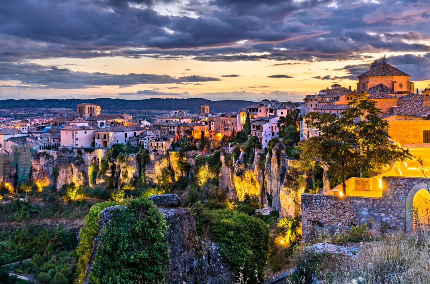 Vista nocturna de la ciudad de Cuenca