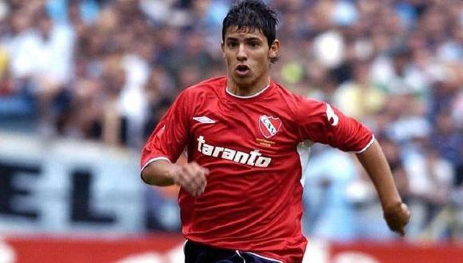 Debuto como profesional en 2003, con 15 años, en el Independiente de Avellaneda