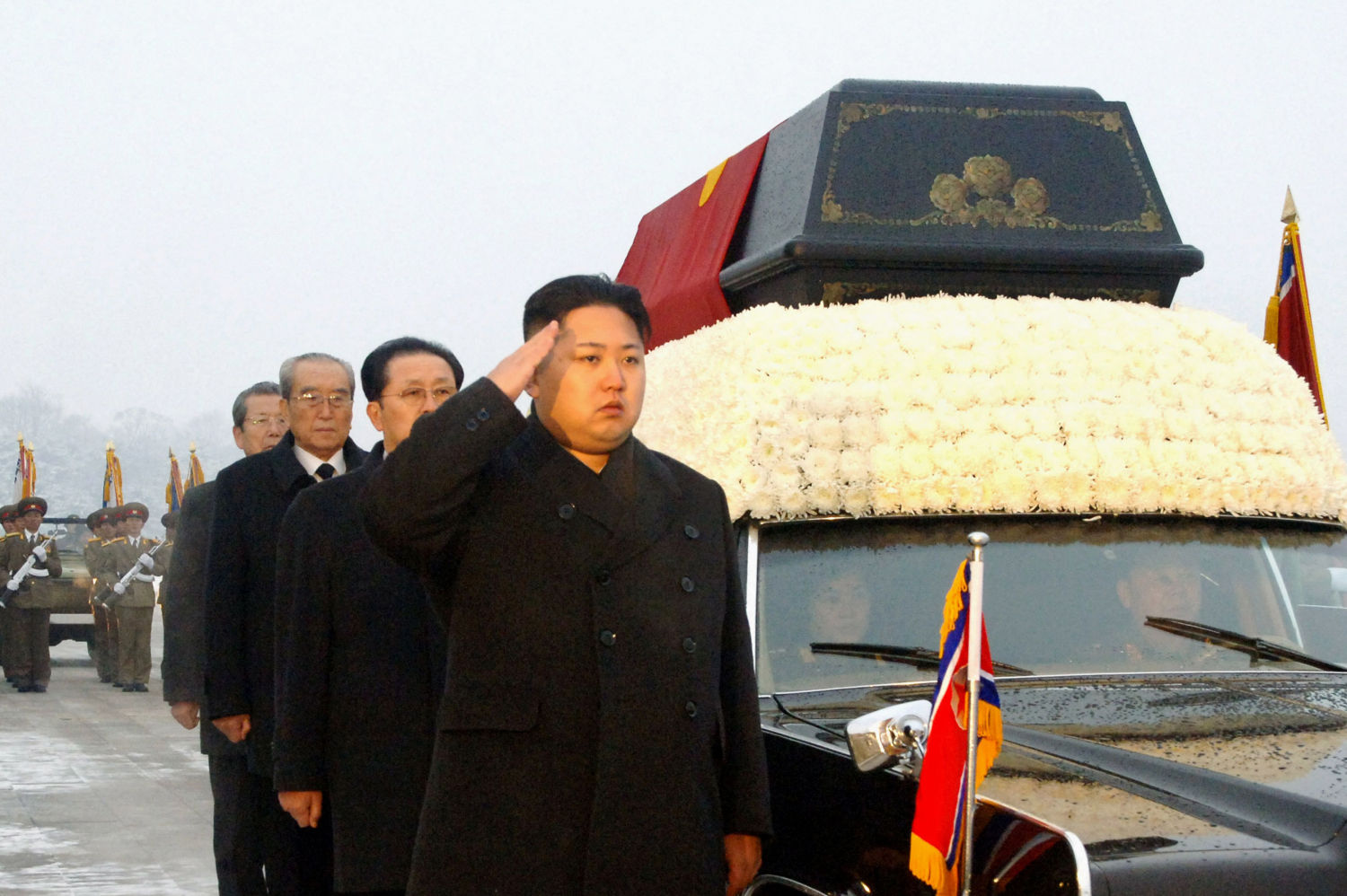 Un joven Kim Jong Un acompaña el cuerpo de su difunto padre y antiguo líder supremo de Corea del Norte Kim Jong Il, el 28 de diciembre de 2021